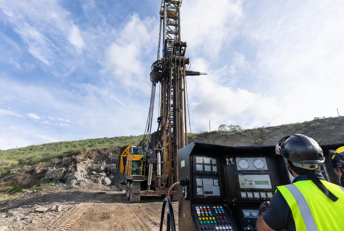 Full Hydraulic Core Drilling Rig On Surface Site Full Hydraulic Core Drilling Rig On Surface Site