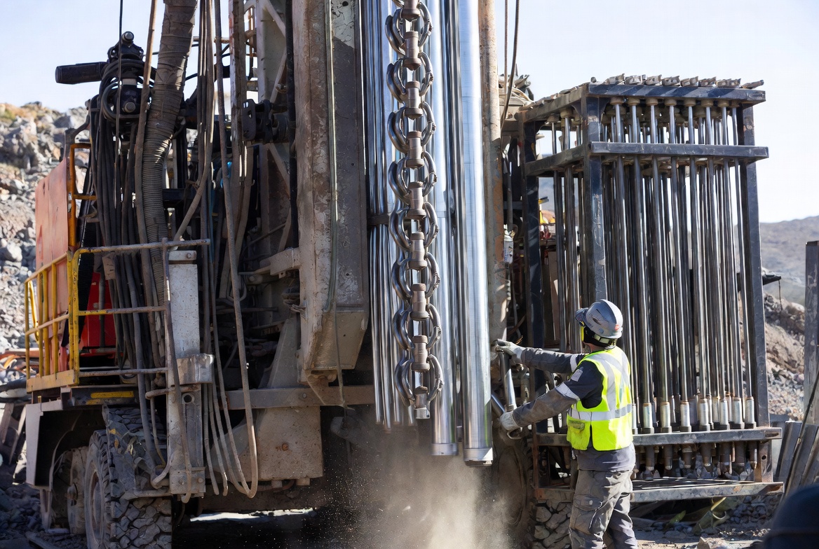 Wireline Core Drilling Rig With Rod String